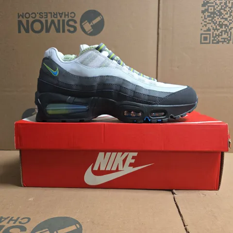 BOXED PAIR OF NIKE AIR MAX 95 BIG BUBBLE TRAINERS IN WHITE/BLUE/GREEN SIZE UK 7.5