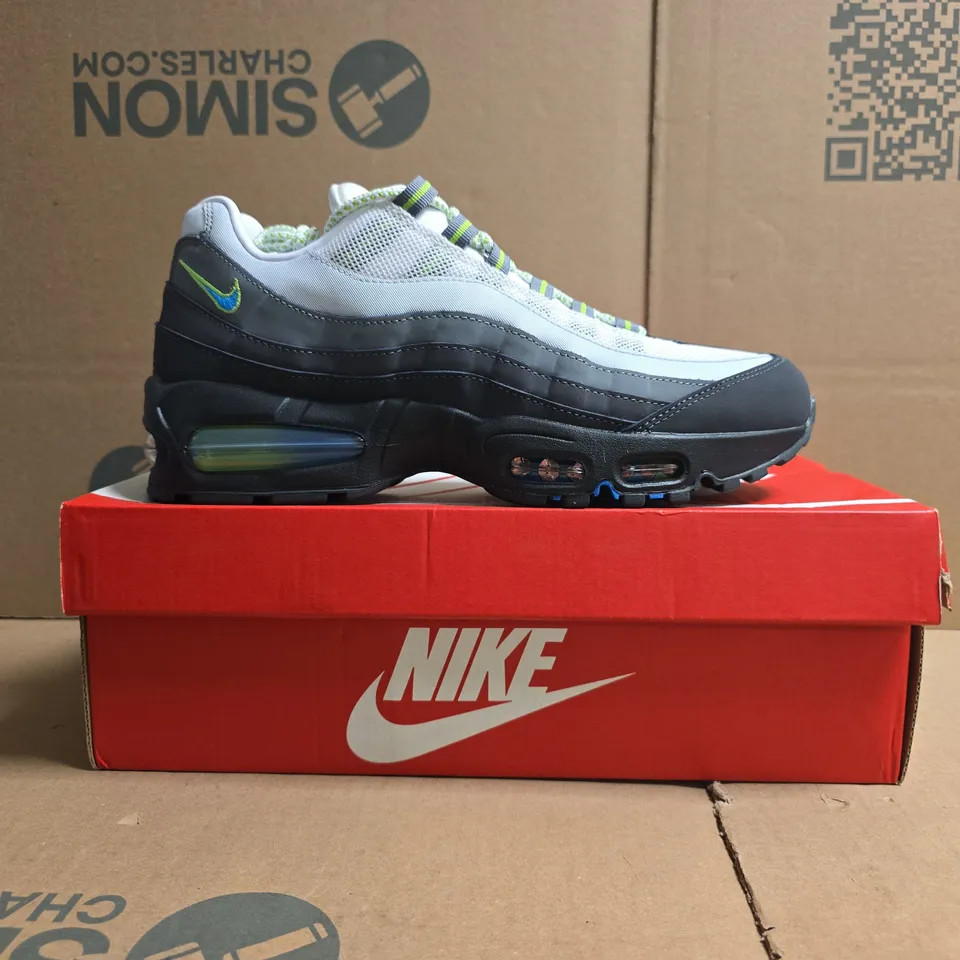 BOXED PAIR OF NIKE AIR MAX 95 BIG BUBBLE TRAINERS IN WHITE/BLUE/GREEN SIZE UK 7.5