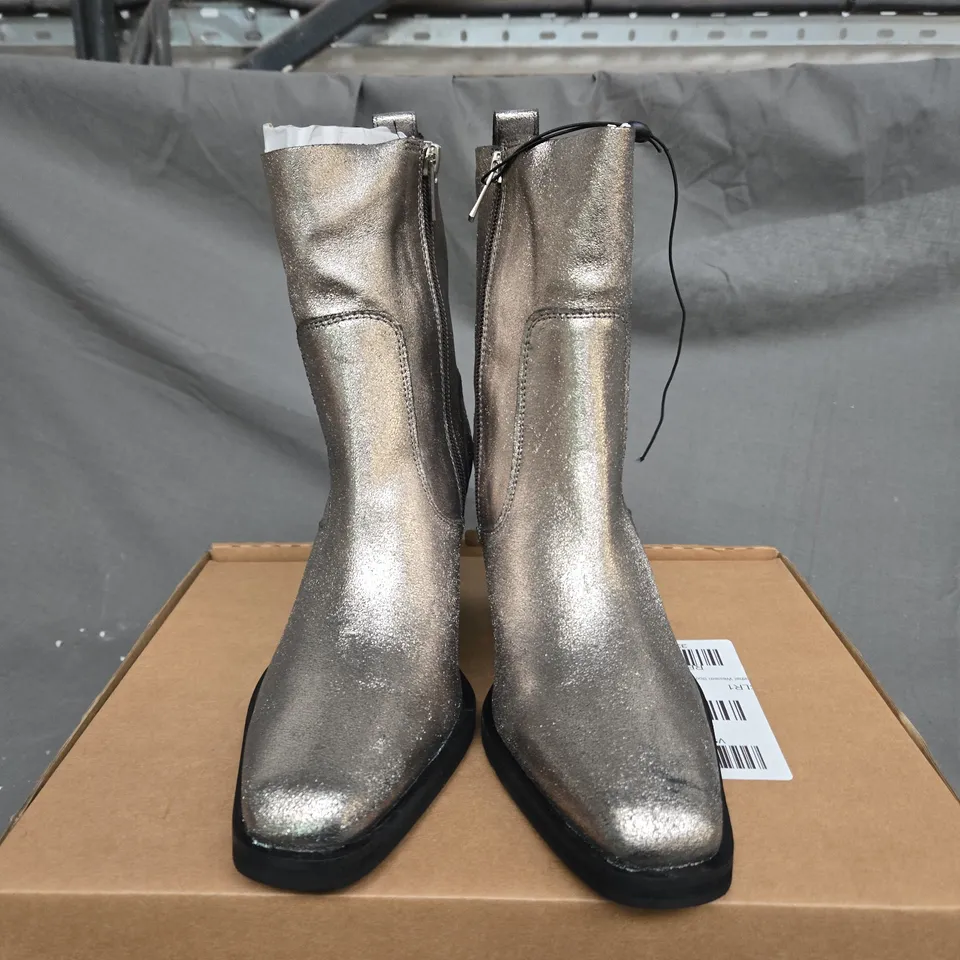 BOXED PAIR OF LEATHER WESTERN BOOTS SIZE 4 RRP £55