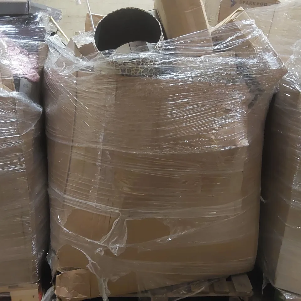 PALLET CONTAINING A LARGE QUANTITY OF ASSORTED LIGHTING PRODUCTS ECT