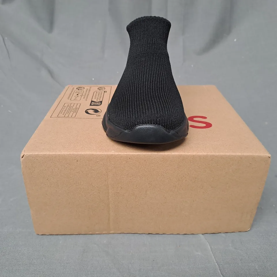 BOXED PAIR OF DESIGNER KIDS SHOES IN BLACK EU SIZE 23