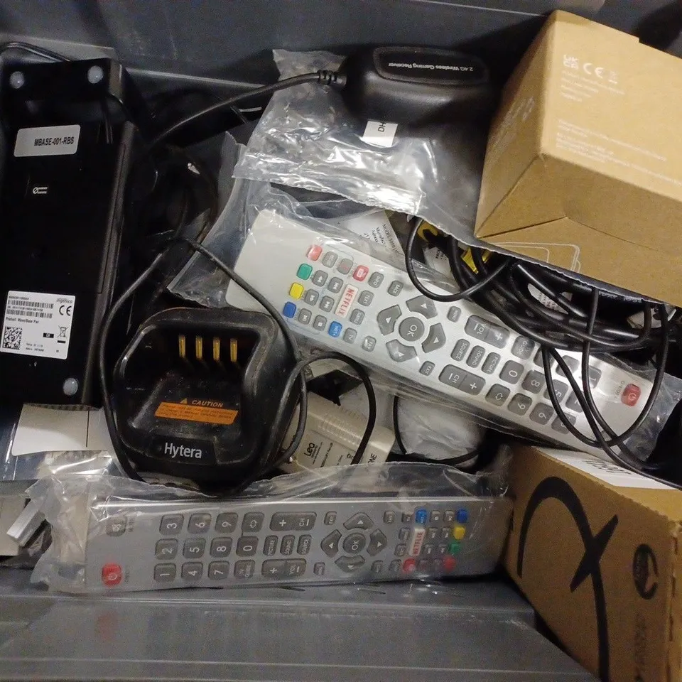 BOX OF APPROX 10 ASSORTED ITEMS TO INCLUDE - MOTOROLA WALKIE TALKIE - VIRGIN MEDIA REMOTE - TELTONIKA NETWORKS ECT