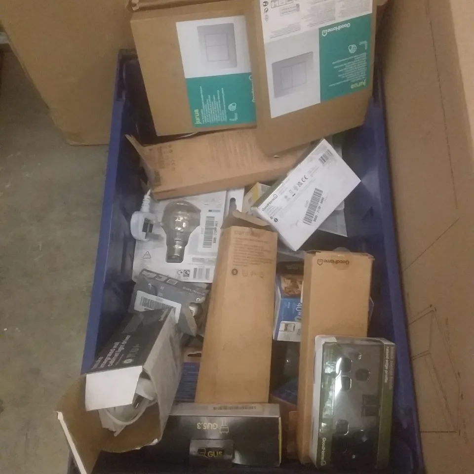 BOX OF ASSORTED ELECTRICAL INCLUDING LIGHT BULBS, WALL SOCKETS AND FLUSH PLATES