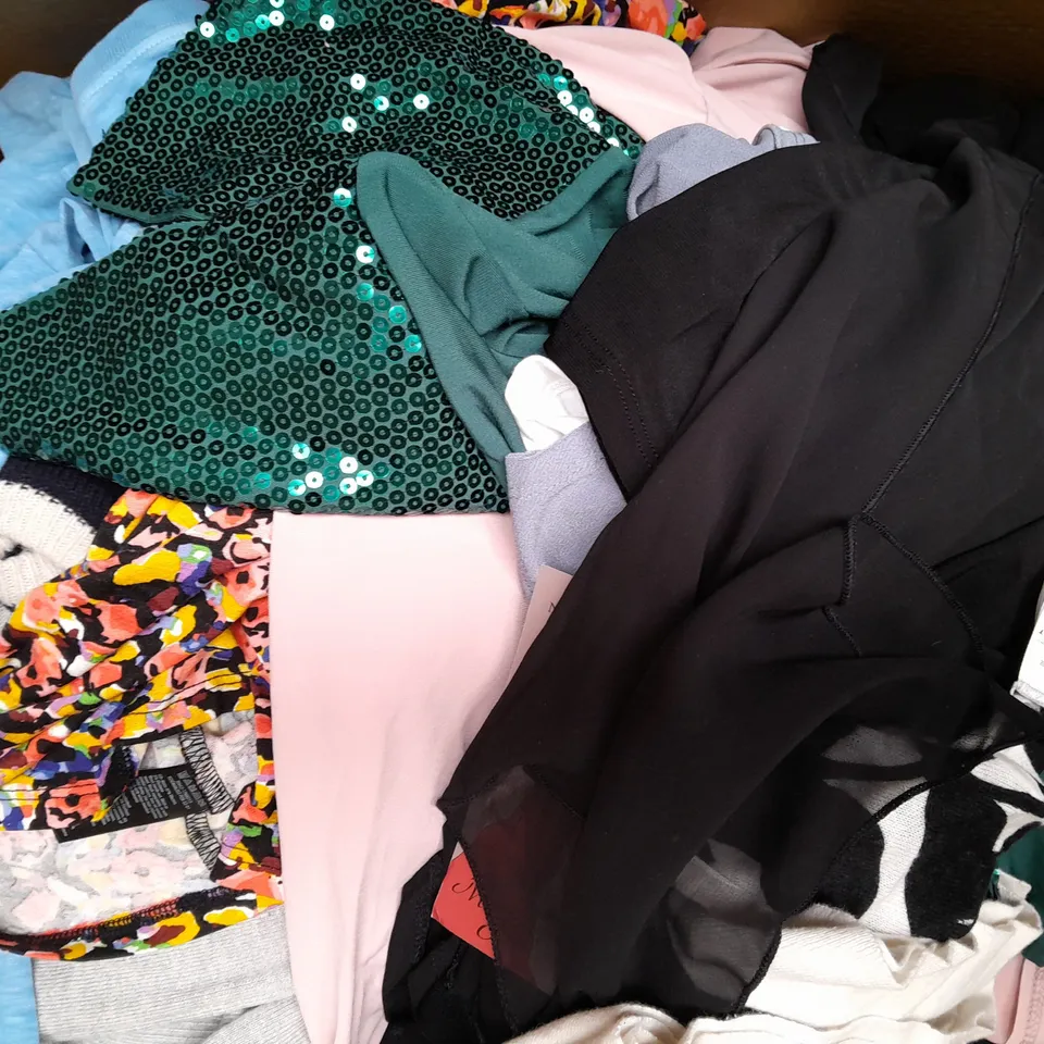 BOX OF APPROXIMATELY 20 ASSORTED CLOTHING AND FASHION ITEMS IN VARIOUS STYLES AND SIZES TO INCLUDE  RUTH LANGSFORD, JOULES, KIM & CO, ETC