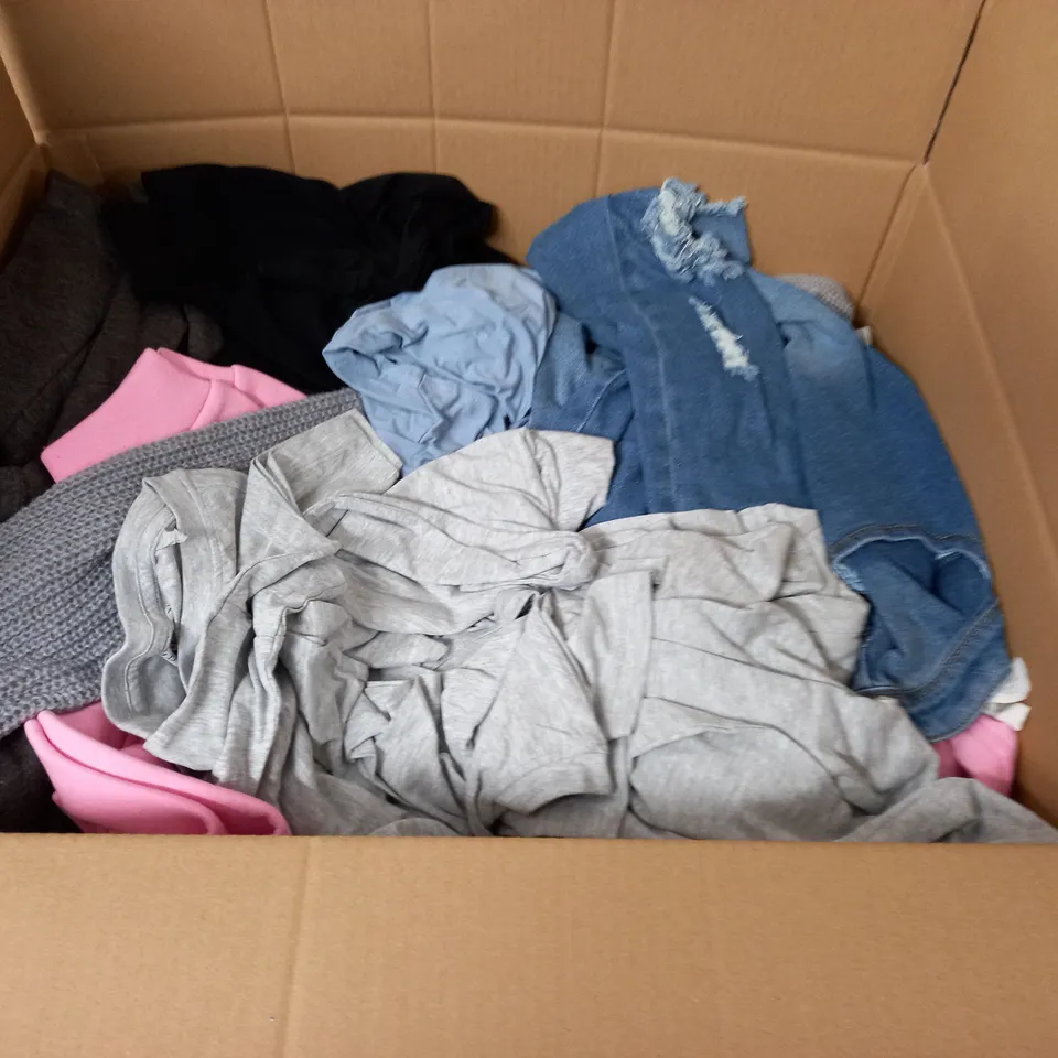 LARGE QUANTITY OF ASSORTED CLOTHING ITEMS