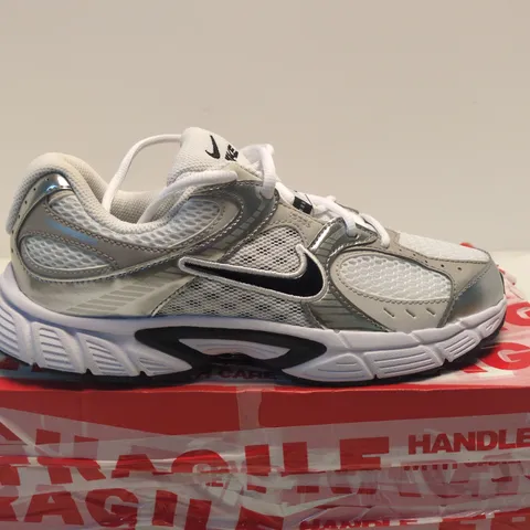 BOXED PAIR OF NIKE SNEAKERS – SIZE 6
