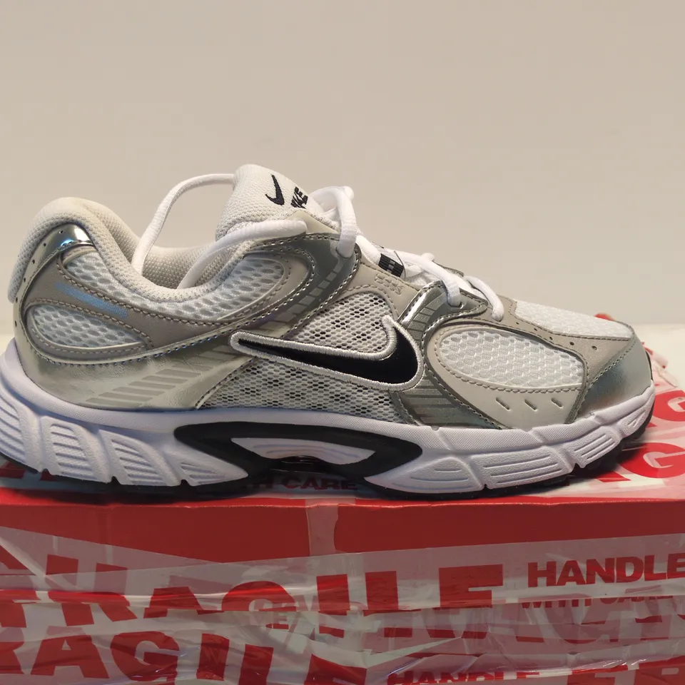 BOXED PAIR OF NIKE SNEAKERS – SIZE 6 