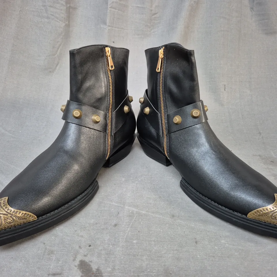 BOXED PAIR OF KOI SOULRENDER MEN'S HARDWARE COWBOY BOOTS IN BLACK/ANTIQUE BRONZE UK SIZE 12