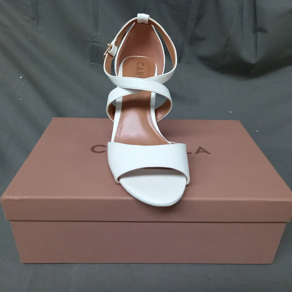 BOXED PAIR OF CARVELA OPEN TOE HEELS IN WHITE EU SIZE 39