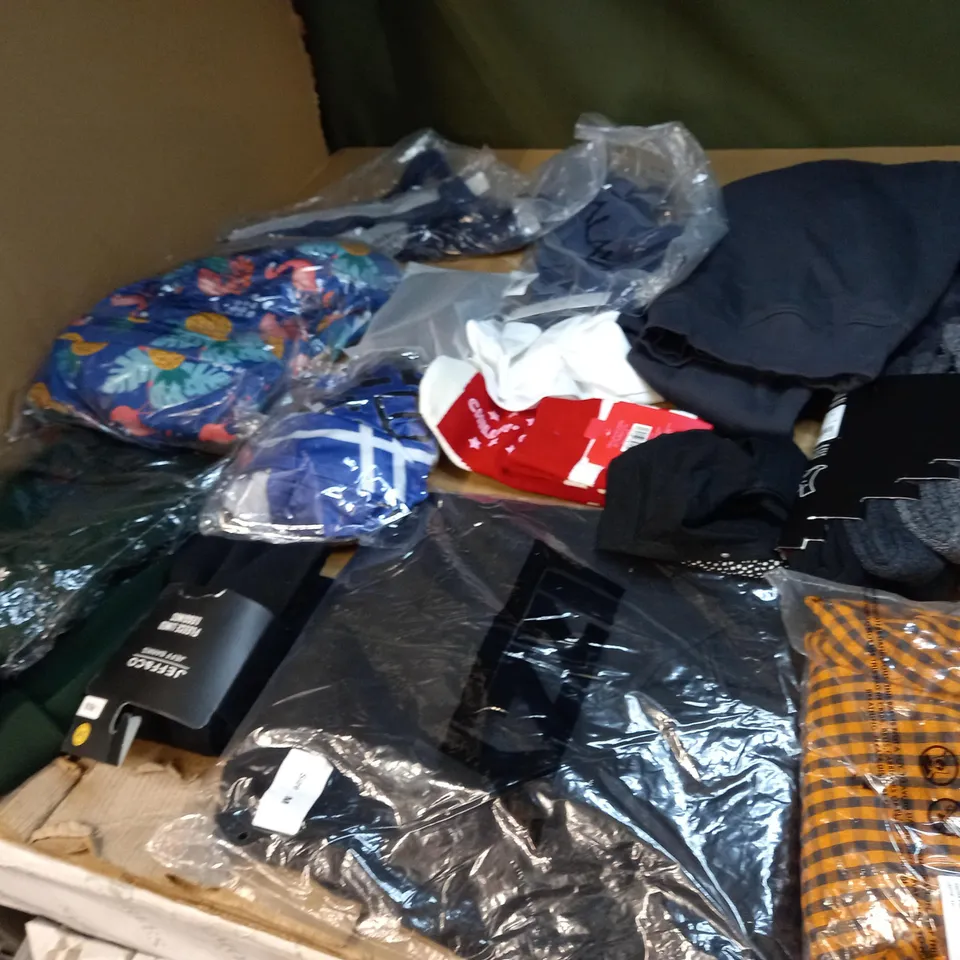 LOT OF APPROX 20 ASSORTED CLOTHING ITEMS VARYING IN SIZE/COLOUR/STYLE TO INCLUDE: TROUSERS, DRESSES, JUMPERS