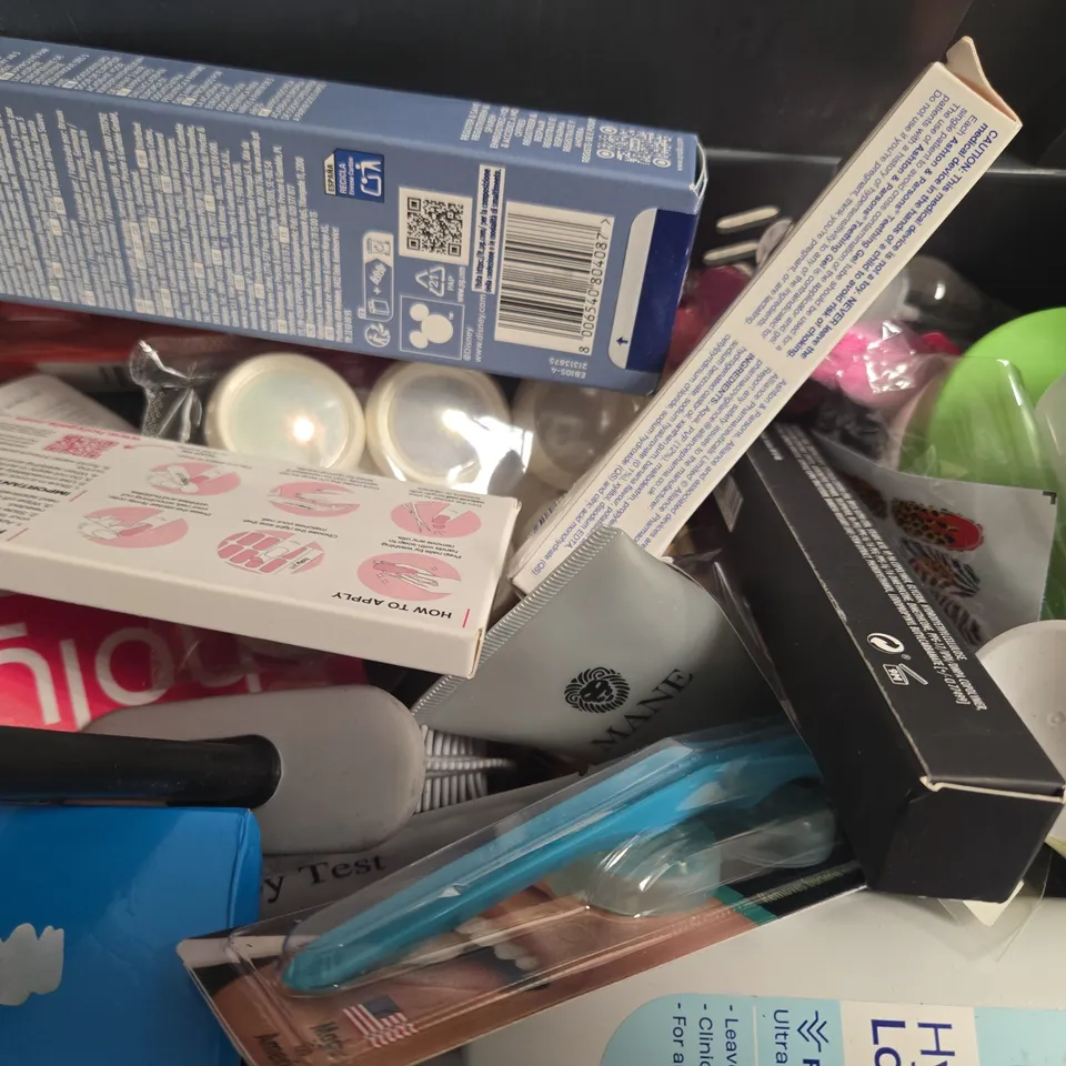 APPROX 12 ASSORTED BEAUTY PRODUCTS TO INCLUDE VASELINE BODY LOTION, SOAP&GLORY BODY WASH, MEDICUBE PORE PADS, ETC 