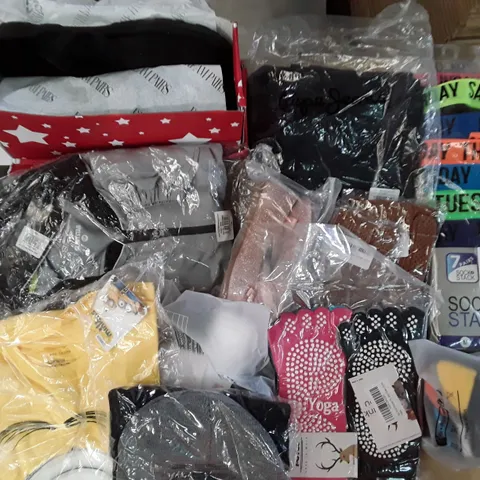 LARGE QUANTITY OF ASSORTED CLOTHING ITEMS TO INCLUDE SOCKS SHOES AND TOPS ECT