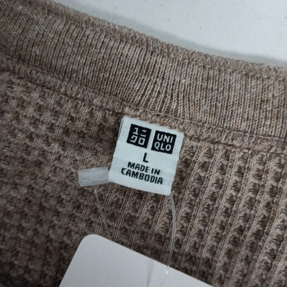 UNIQLO WAFFLE HENLEY NECK T-SHIRT IN BEIGE - LARGE
