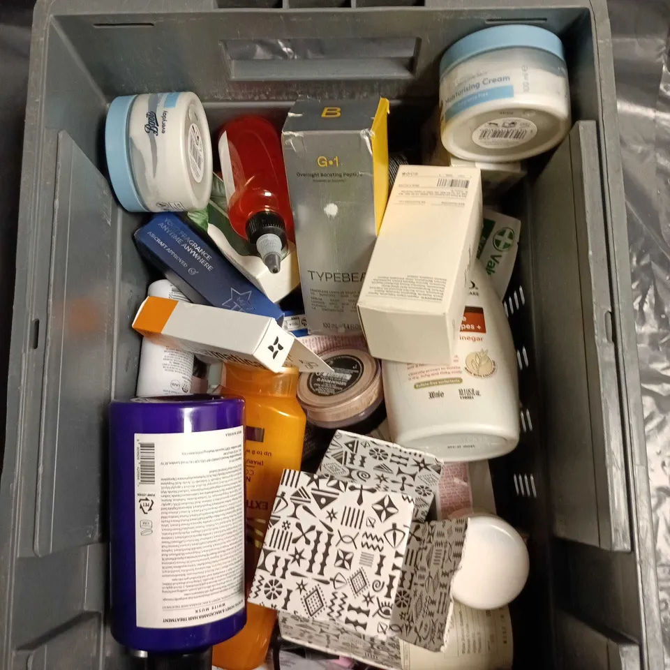 TOTE OF APPROXIMATELY 15 ASSORTED COSMETIC ITEMS TO INCLUDE LOREAL SHAMPOO, LEAVE IN SERUM AND MIDNIGHT SERUM