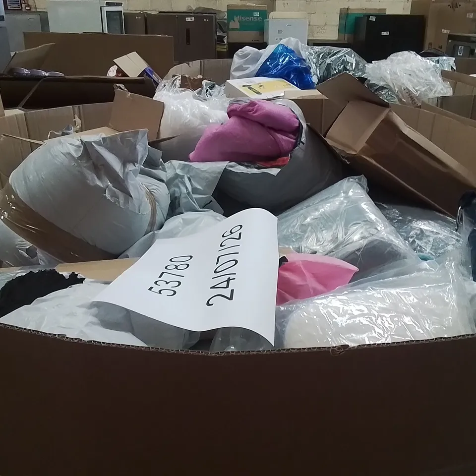 PALLET CONTAINING A LARGE QUANTITY OF PILLOWS