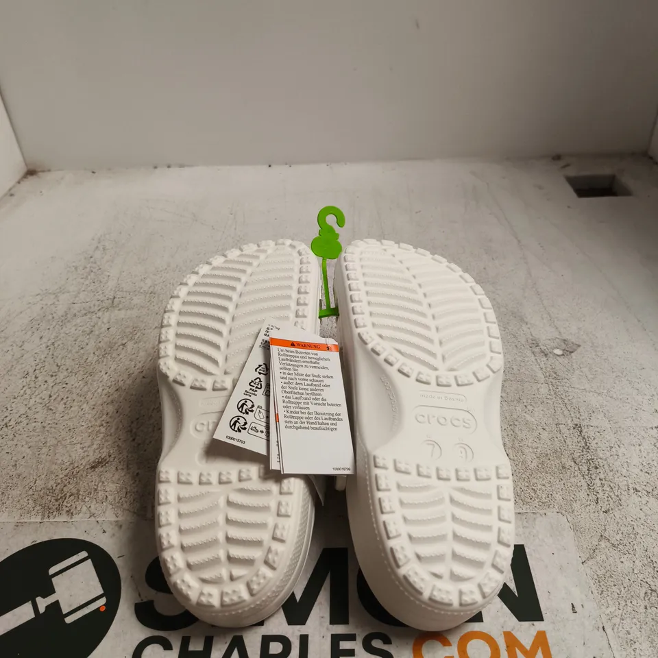 CROCS CLASSIC WHITE CLOG – UNISEX M6 W7