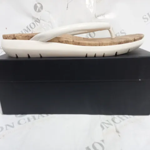 BOXED PAIR OF NATURALIZER SANDALS IN WHITE SIZE 6