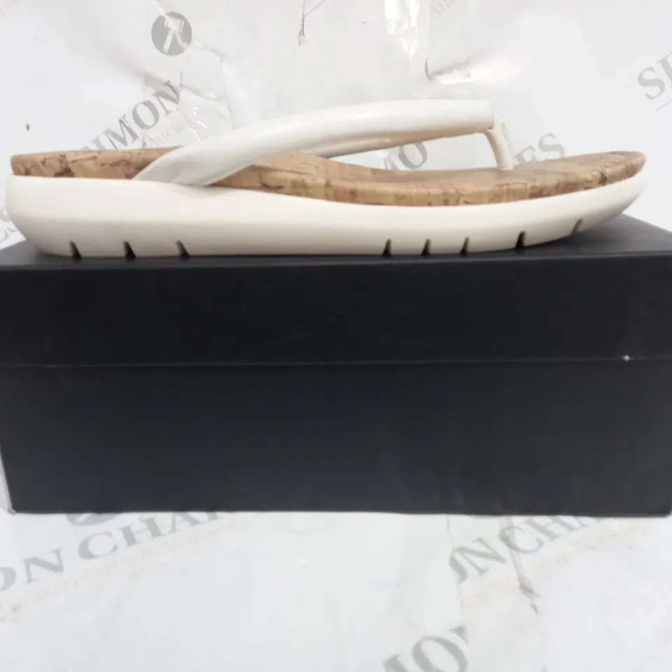 BOXED PAIR OF NATURALIZER SANDALS IN WHITE SIZE 6