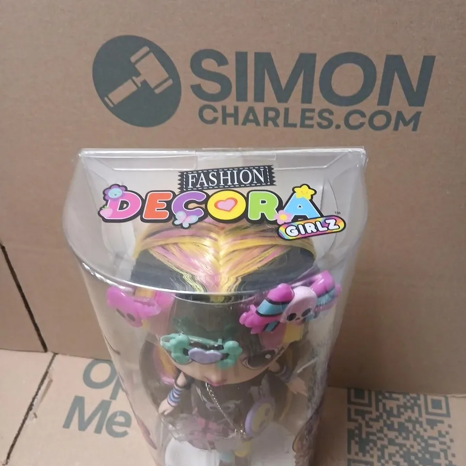 FASHION DECORA GIRLZ DOLL – MULTICOLOURED HAIR, CLEAR PACKAGING 