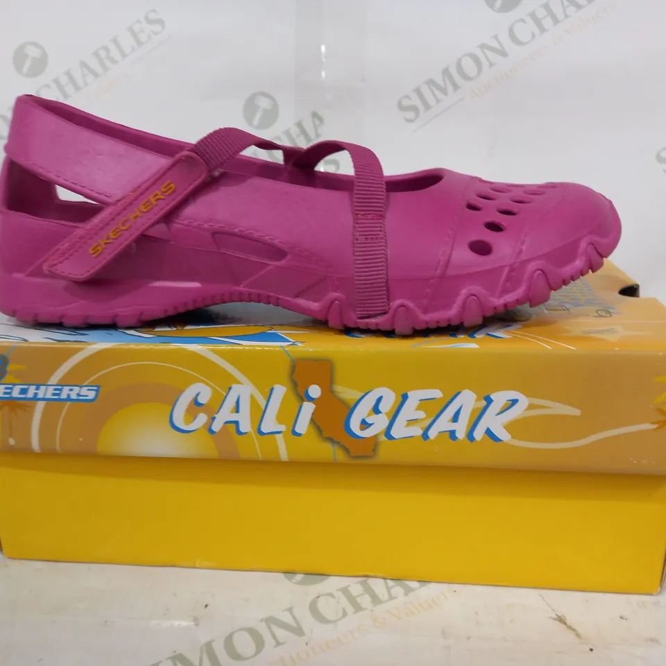 BOXED PAIR OF SKECHERS CALIES SHOES IN HOT PINK SIZE 10