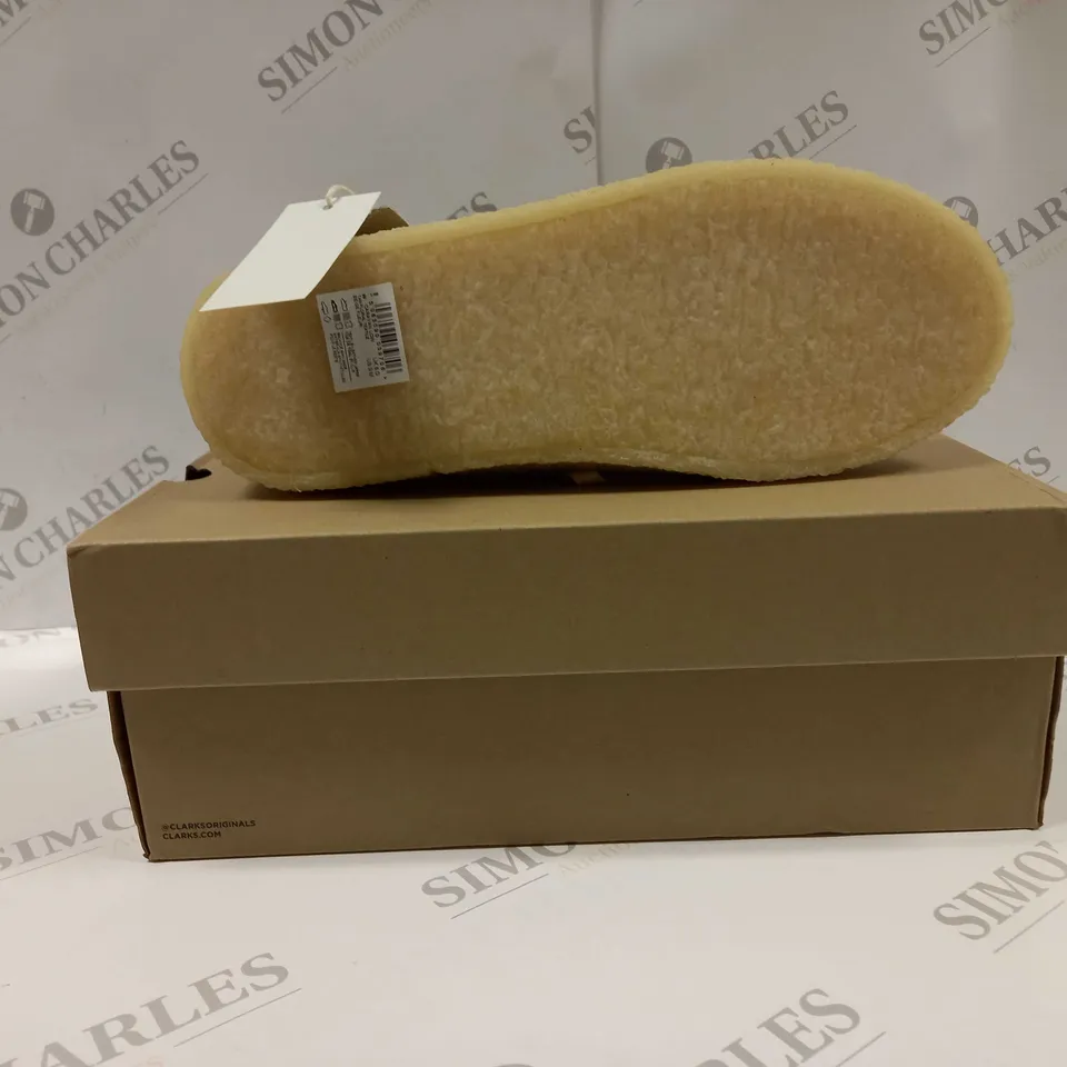 BOXED PAIR OF CLARKS ORIGINALS CARAVAN LOW SHOES UK SIZE 8 