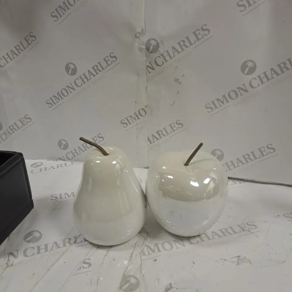  BOX OF 5 ASSORTED ITEMS TO INCLUDE TOOTHBRUSH HOLDER, SYNTHETIC APPLE AND PEAR ETC