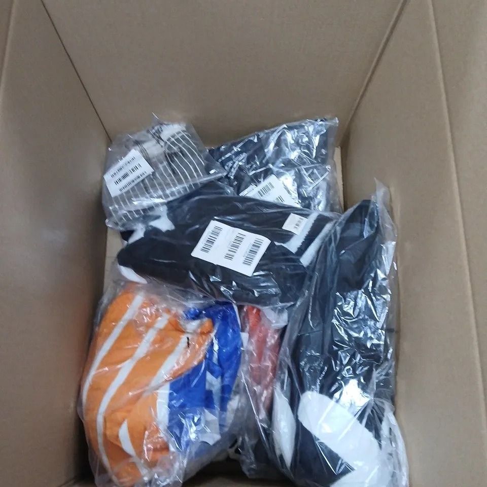 APPROXIMATELY 10 HOUSEHOLD ITEMS TO INCLUDE ASSORTED TOWELS AND A CUSHION