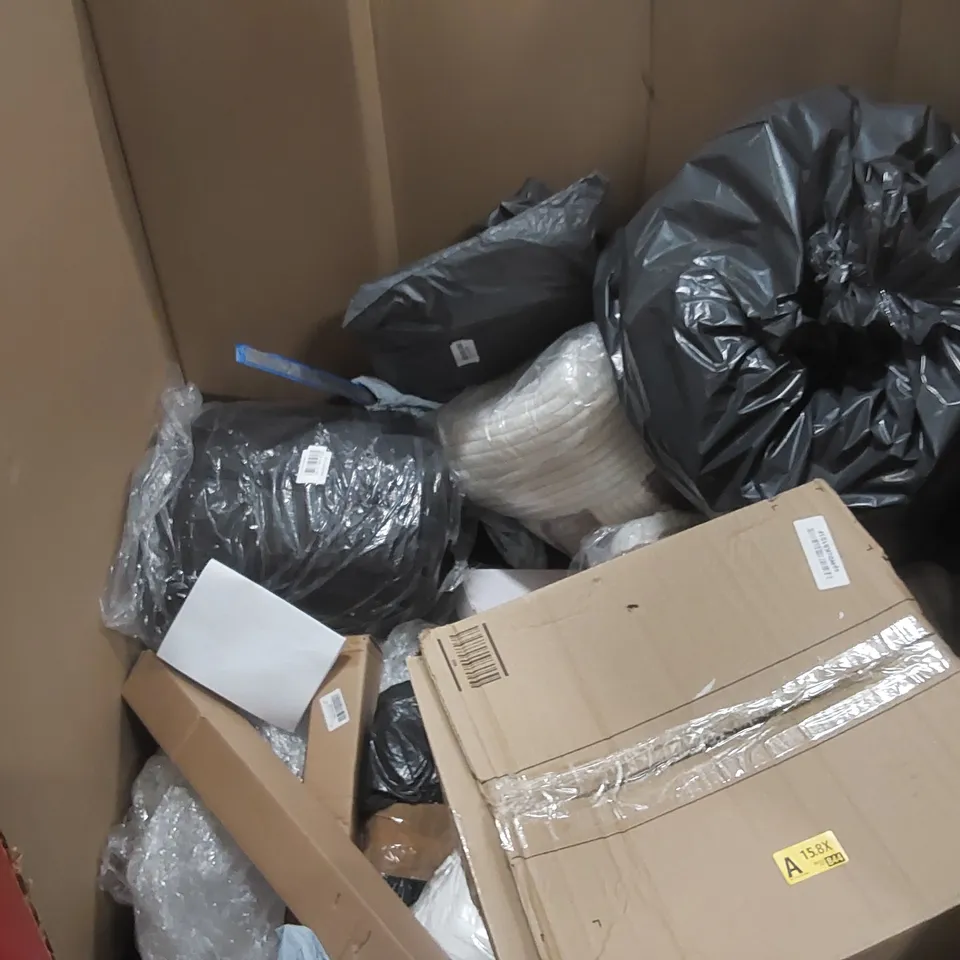 PALLET OF ASSORTED ITEMS INCLUDING: BLANKETS/BEDDING, MATTRESS TOPPER, AQUARIUM LAMP ECT
