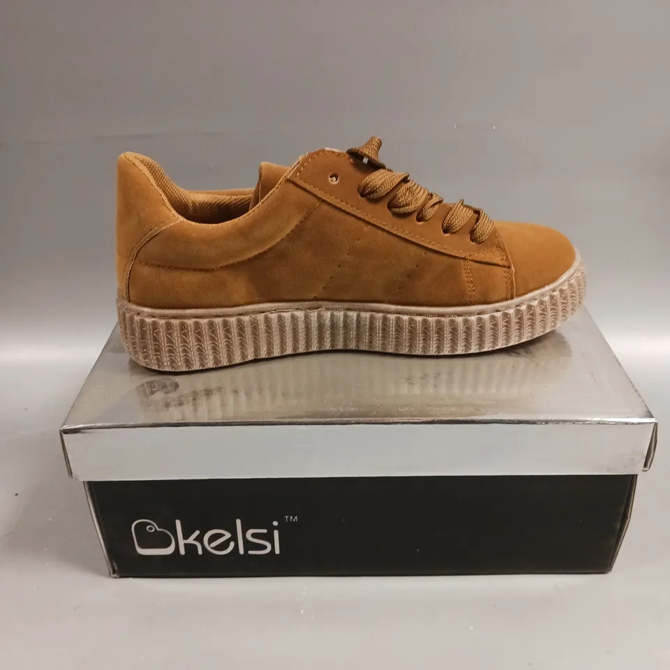 BOXED PAIR OF BKELSI Y118 WEDGE TRAINER IN CAMEL - 5