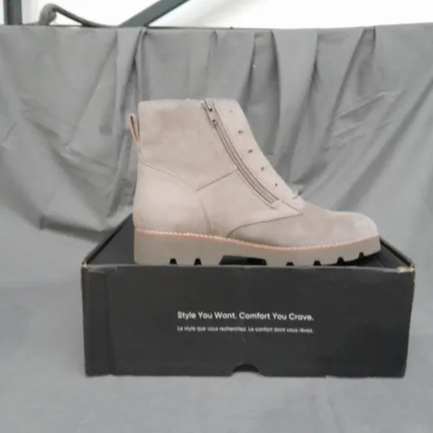 BOXED PAIR OF VIONIC LARSON LACE UP BOOTS SIZE 6.5 