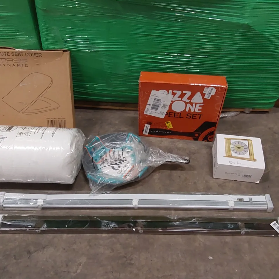 PALLET OF ASSORTED CONSUMER PRODUCTS TO INCLUDE: BLINDS, BEDDING, PIZZA STONE, CLOCK , COOKING PAN, TOILET SEAT ECT