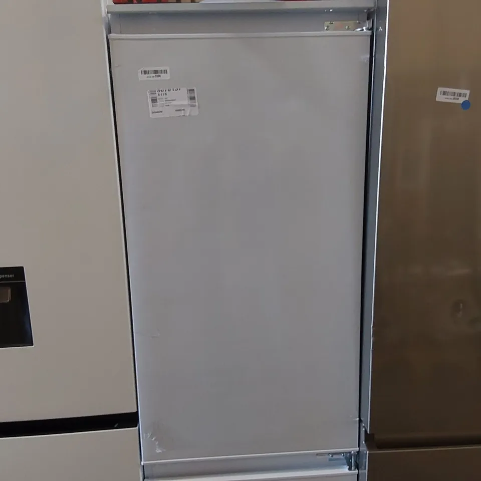 SIA RFI104 70/30 INTEGRATED FRIDGE FREEZER - UNPROCESSED RAW RETURN