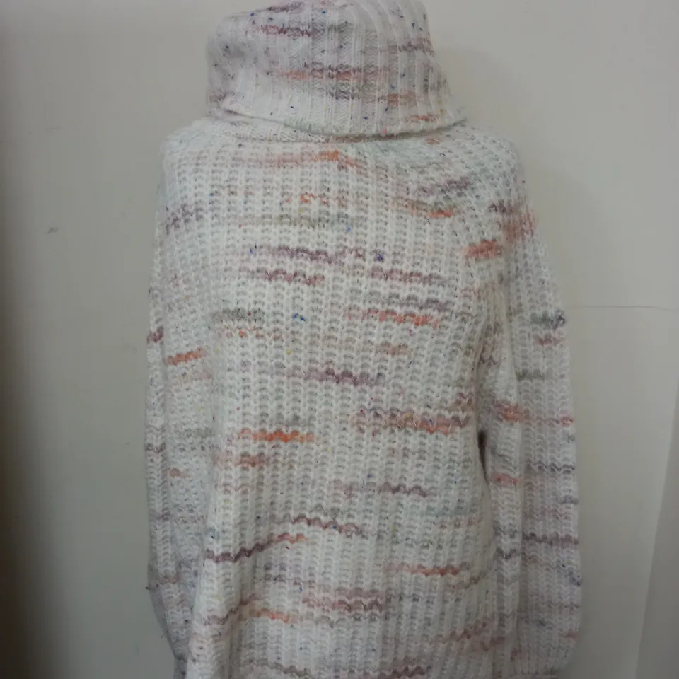 APPROXIMATELY 20 ASSORTED CLOTHING ITEMS IN VARIOUS SIZES AND STYLES 