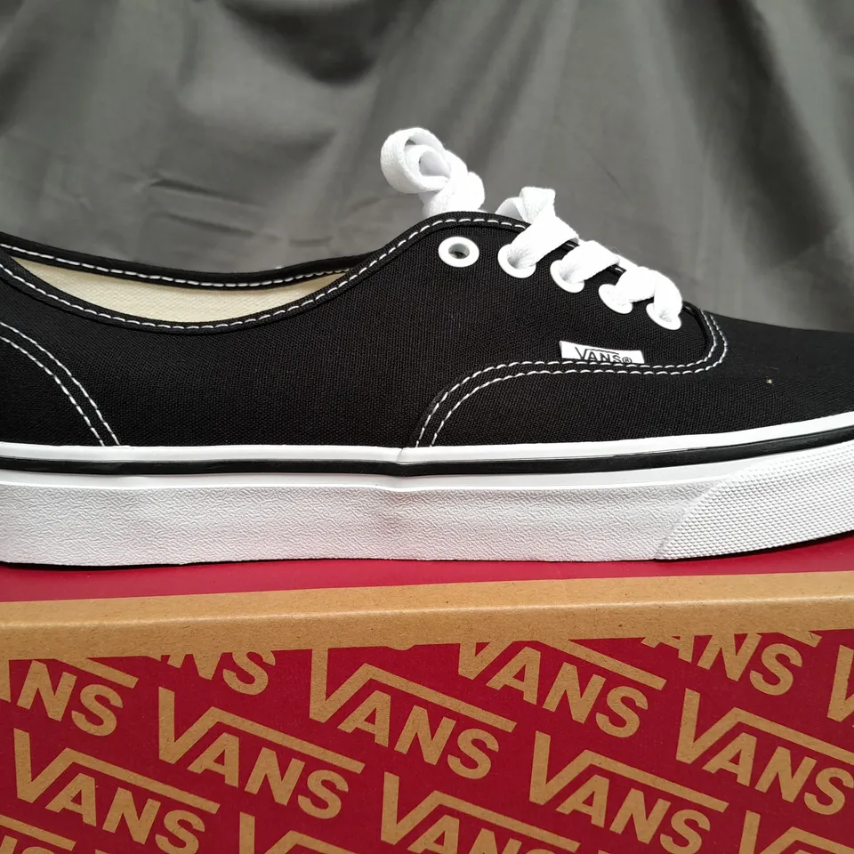 BOXED VANS OF THE WALL BLACK/WHITE TRAINERS - UK 8