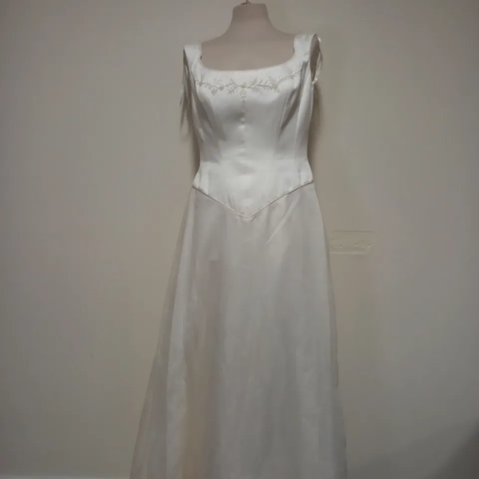 BERKETEX BRIDE CARLA VENESSI WEDDING DRESS IN WHITE - SIZE 14