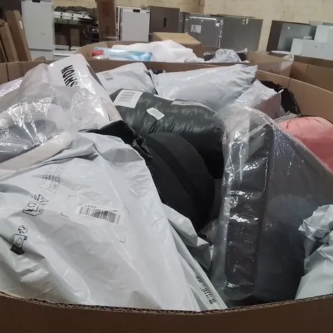 PALLET CONTAINING A LARGE QUANTITY OF PILLOWS