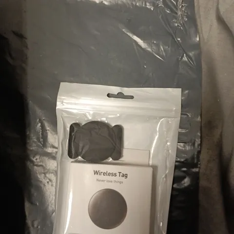 BOX OF APPROXIMATELY 30 TECH ITEMS TO INCLUDE: WIRELESS TAG AND USB TO USBC CHARGER