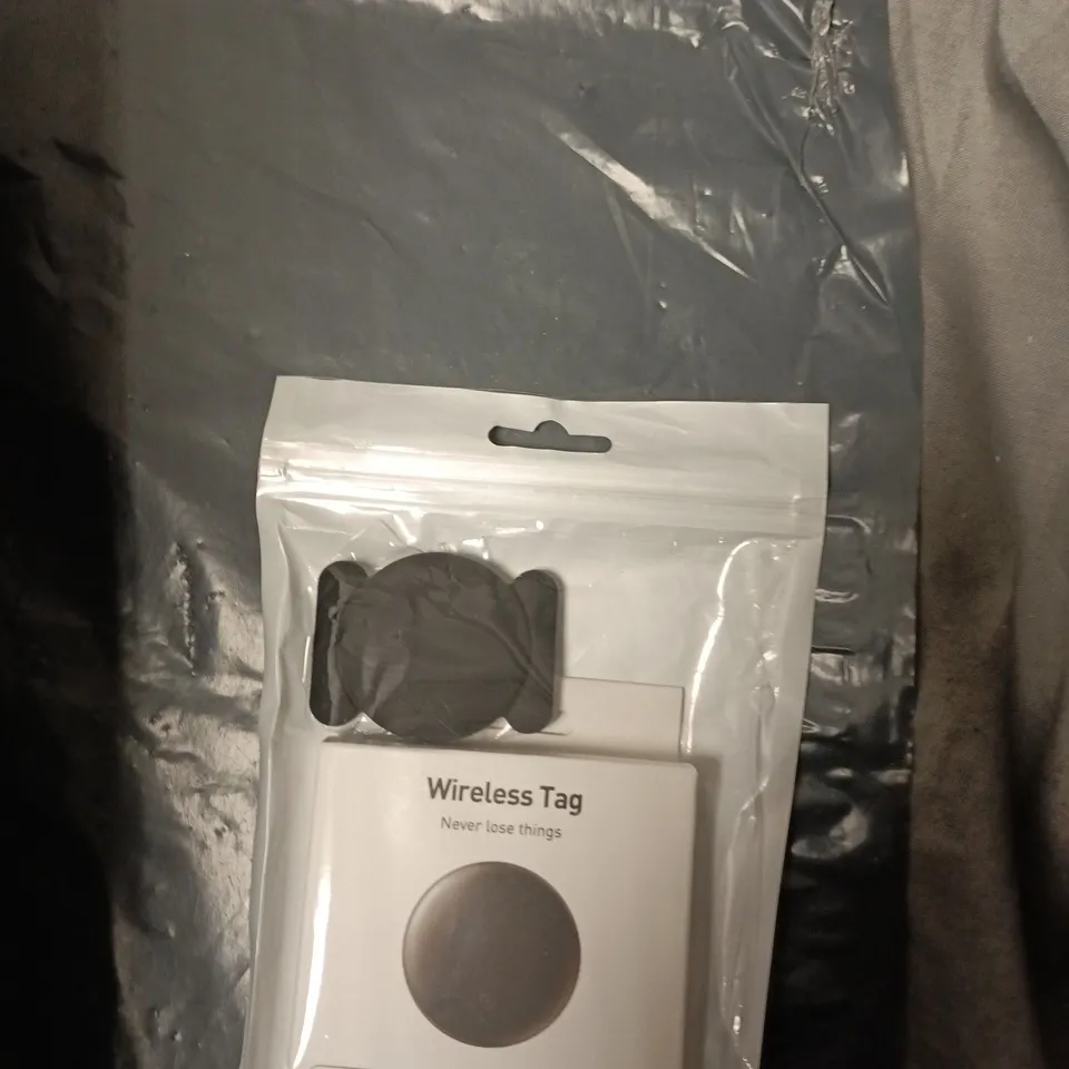 BOX OF APPROXIMATELY 30 TECH ITEMS TO INCLUDE: WIRELESS TAG AND USB TO USBC CHARGER