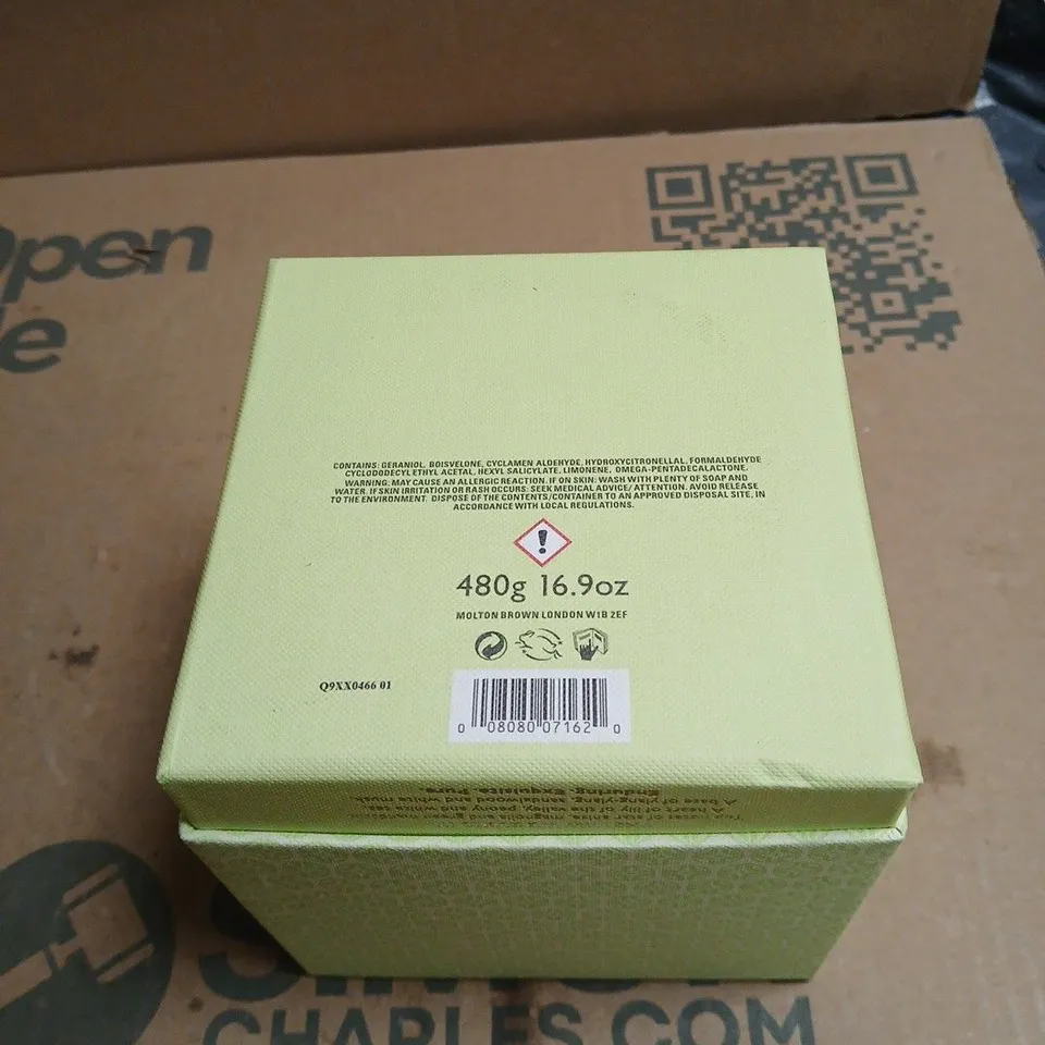 MOLTON BROWN LONDON THREE WICK CANDLE – DEWY LILY OF THE VALLEY & STAR ANISE (480 G)