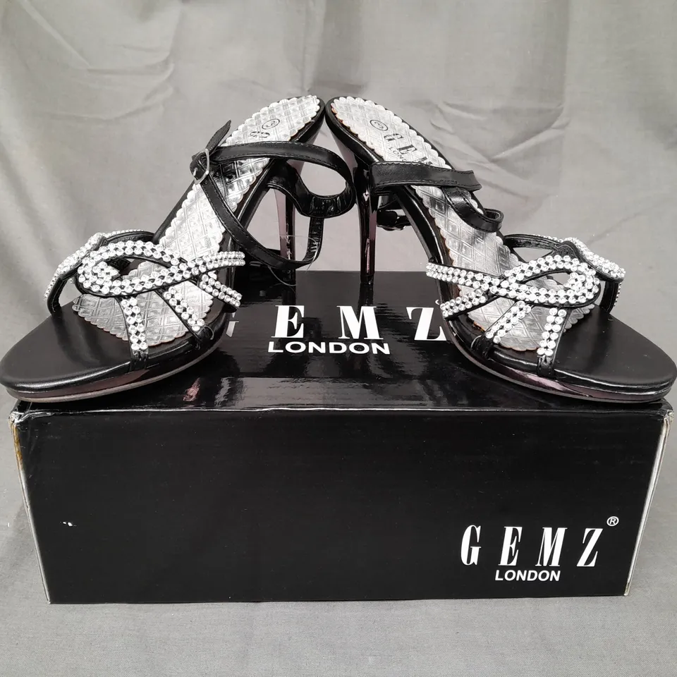 BOXED PAIR OF GEMZ LONDON OPEN TOE HIGH HEEL SANDALS IN BLACK/METALLIC SILVER W. JEWEL EFFECT SIZE 3