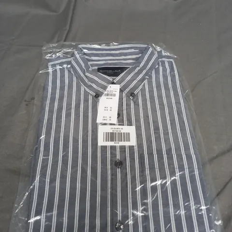 BAGGED ABERCROMBIE AND FITCH BUTTONED SHIRT SIZE M