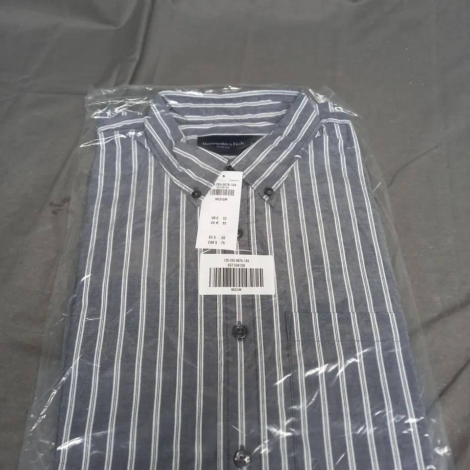 BAGGED ABERCROMBIE AND FITCH BUTTONED SHIRT SIZE M
