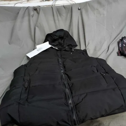 BOX OF APPROXIMATELY 25 ASSORTED CLOTHING ITEMS INCLUDING BLACK SLEEVELESS PUFFER JACKET , PUMA TRAINING TOP AND BLACK LEATHER WALLET 