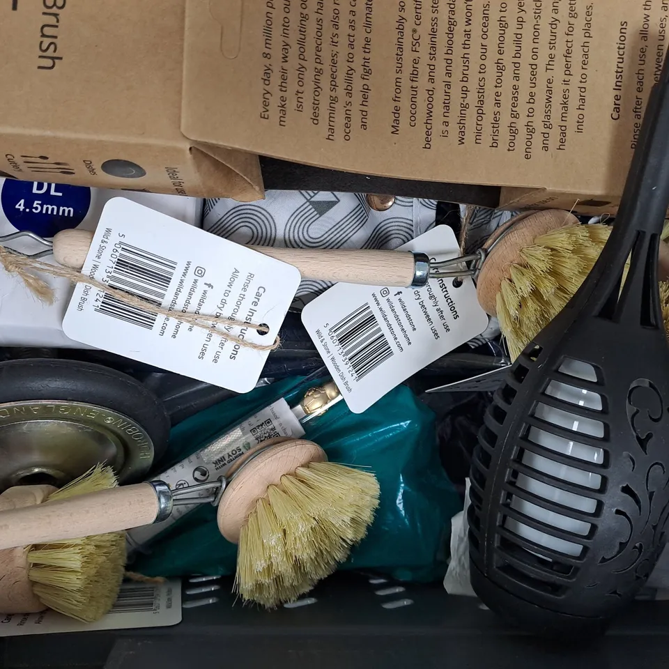 APPROXIMATELY 10 ASSORTED HOUSEHOLD ITEMS TO INCLUDE BIN BAGS, 2025 ANNUAL PLANNER, WOODEN DISH BRUSH, ETC