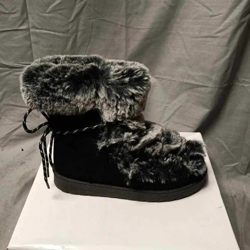 WOMEN'S FAUX FUR-LINED WINTER ANKLE BOOTS – BLACK SIZE 4 BOXED