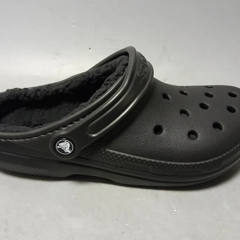 PAIR OF CROCS CLASSIC LINED CLOG IN BLACK - EU 39-40