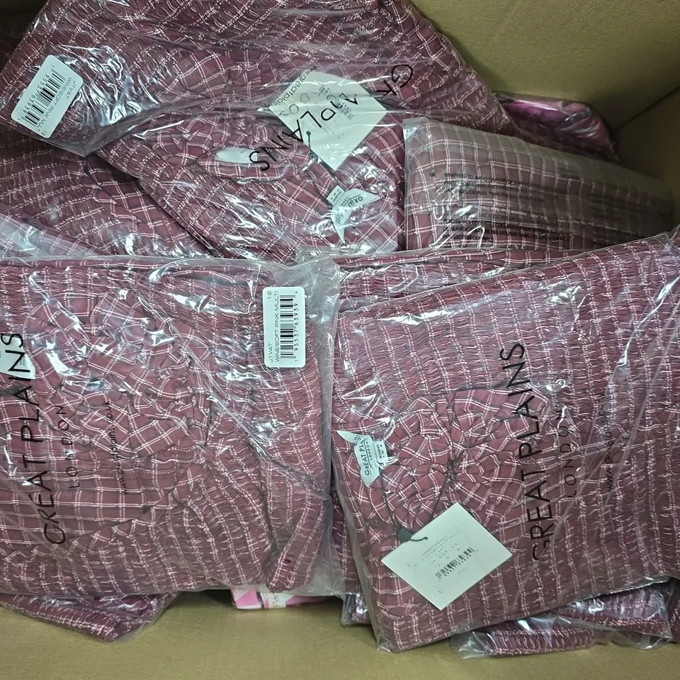 BOX OF APPROXIMATELY 20 ASSORTED CLOTHING AND FASHION ITEMS IN VARIOUS STYLES, SIZES, AND COLOURS - COLLECTION ONLY