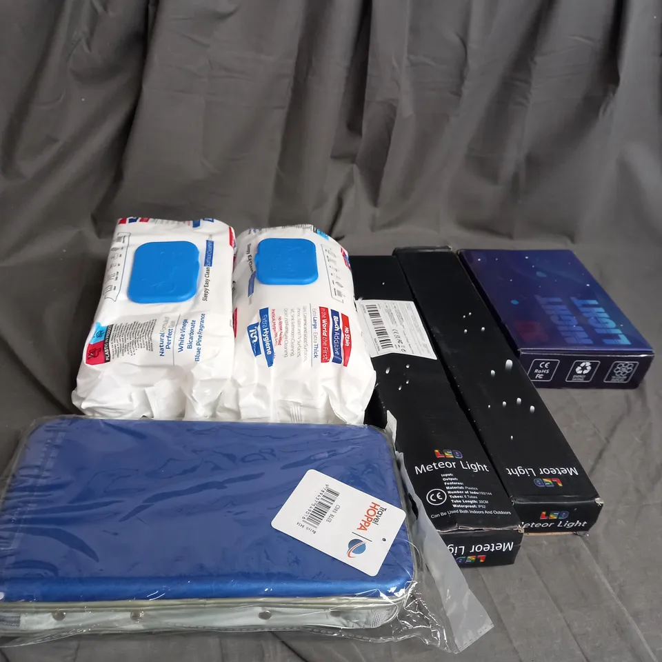 BOX OF APROXIMATELY 12 ASSORTED HOUSEHOLD ITEMS TO INCLUDE BLANKETS , PILLOW CASES , LED LIGHTS , ETC 