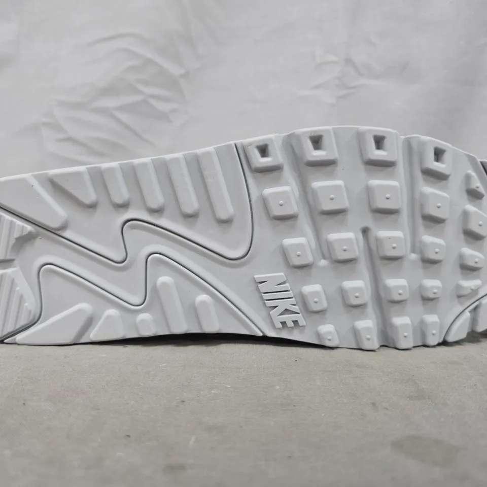 BOXED PAIR OF NIKE AIR MAX 90 TRAINERS IN GREY SIZE UK 9