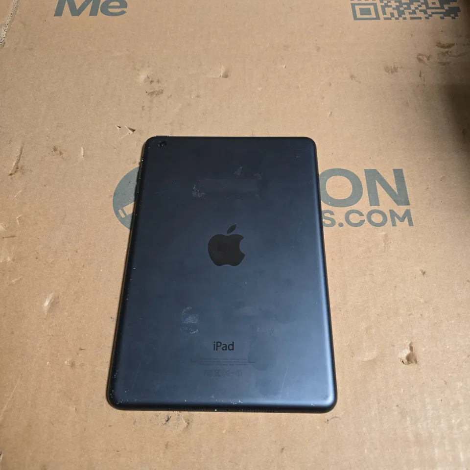 APPLE IPAD TABLET – SPACE GREY - POWERS ON 
